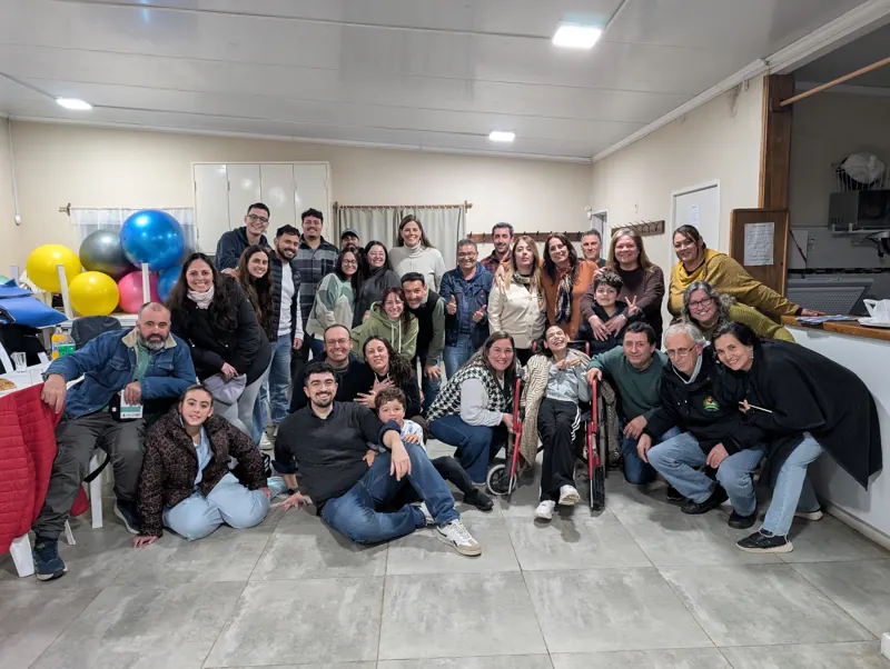 Un grupo de Adulam reunido y sonriendo