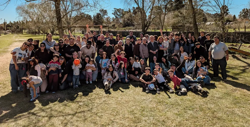 La iglesia Adulam reunida al aire libre en el retiro de agosto de 2026