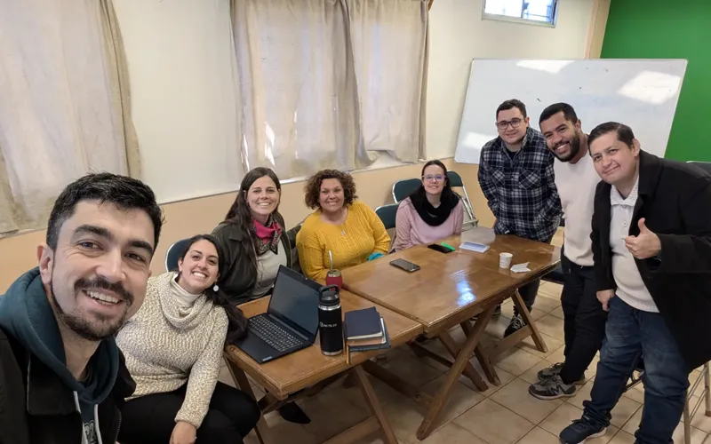 Gente de Adulam reunida y sonriendo